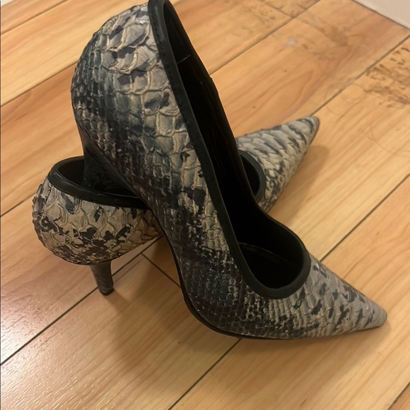 Cream Heels with Snakeskin Texture and High Thin Heel - Picture 2 of 4